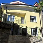 къщата с чешмата